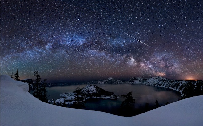 Milky-Way-and-Lyrid-Meteor-over-Crater-Lake