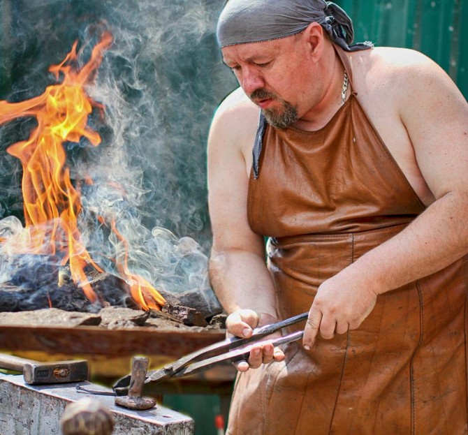 Фото Александры Кутергиной «Кузнец», 1-место фотоконкурса «Тюменский характер».