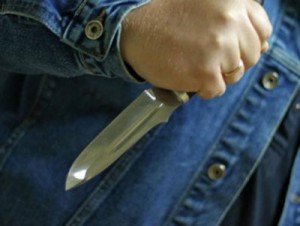 1351581957_udaril-nozhom