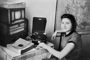 margarita-evseevna-kopylova-vozle-kombajna-radio-i-tv-sdelannogo-muzhem-1954-sverdlovsk